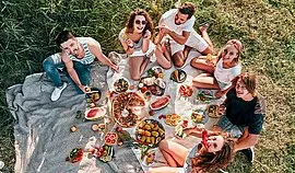 Recipes for a Summer Picnic With Friends – Here’s Something for Everyone